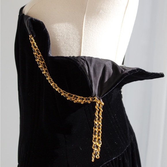 Chanel Vintage F/W 1993 Black Velvet Gold Chain Strap Corset 93A Dress - Picture 8 of 12